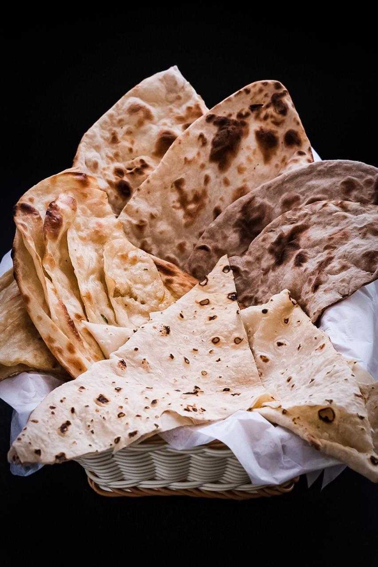 سلة من الخبز المشكل