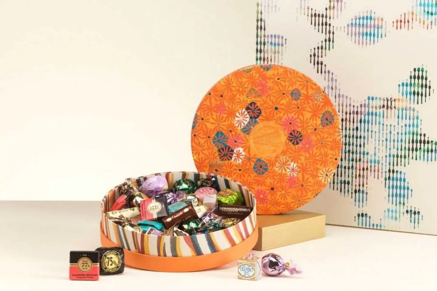 مورن أورانج متوسط سلة مع شوكولاتة مشكّلة