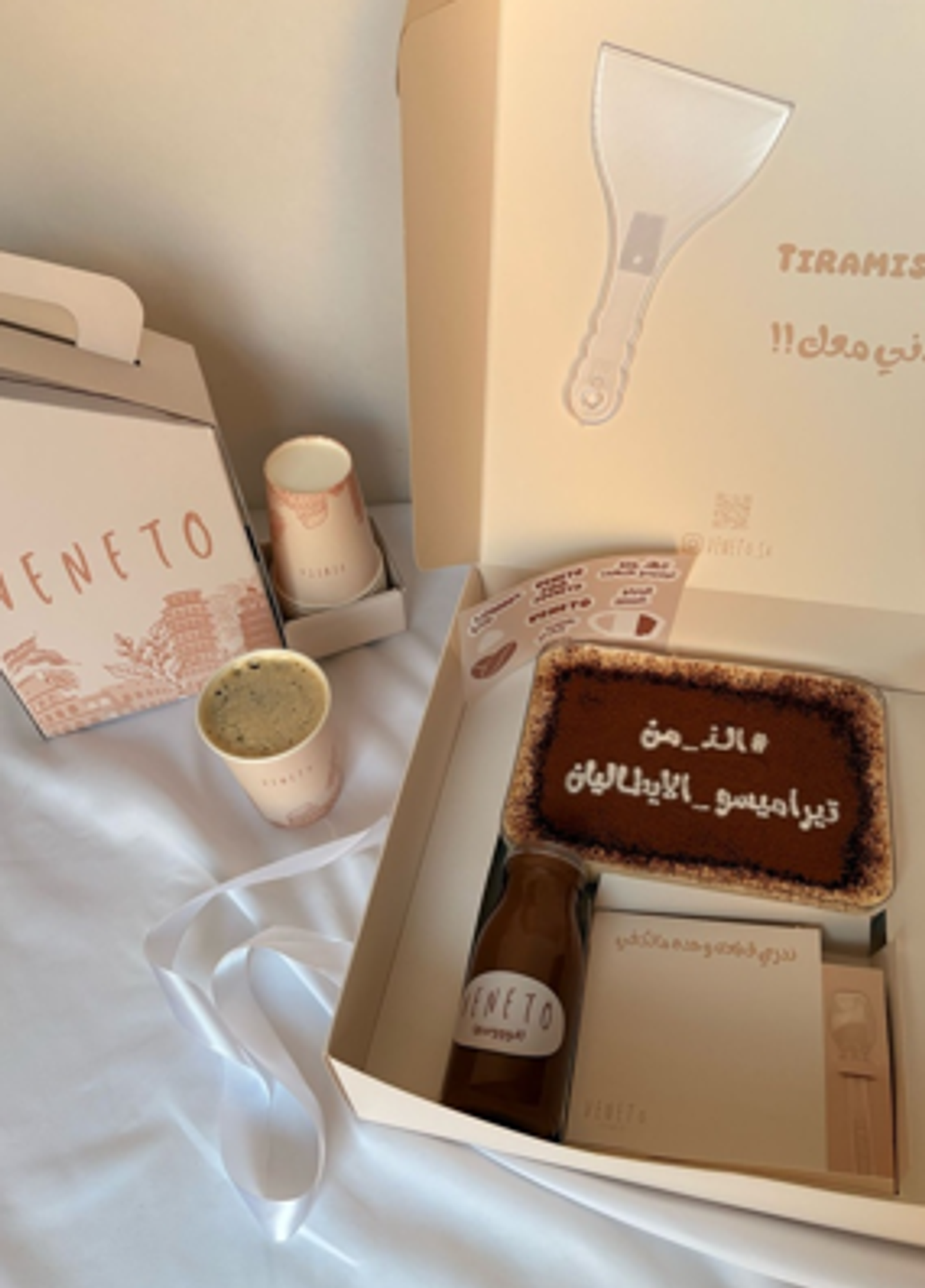 Medium Classic Tiramisu + 1 Liter Black Coffee Box