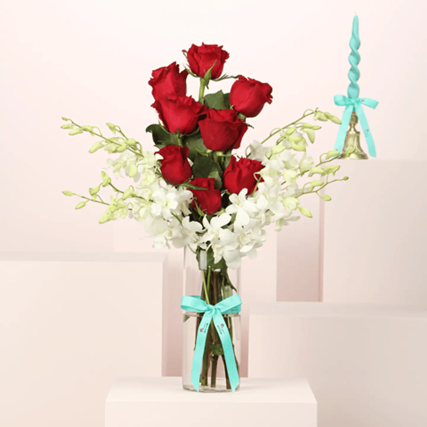 فازة الاوركيد والورد الأحمر