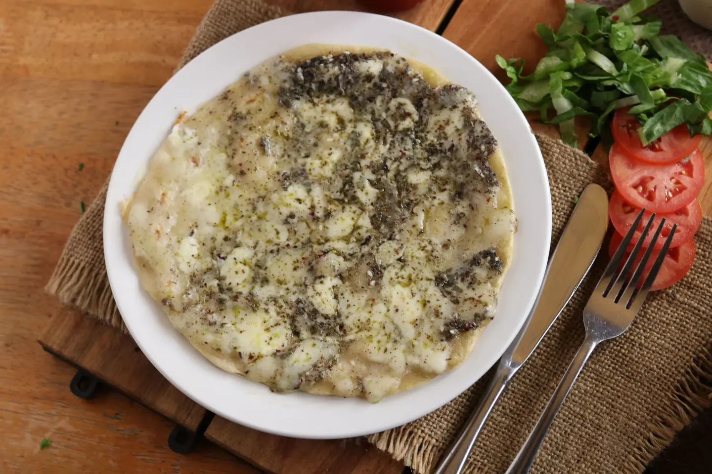 مناقيش زعتر مع جبنة (صاج)