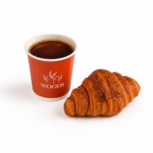 قهوه مقطره حاره مع كرواسون بالجبنة