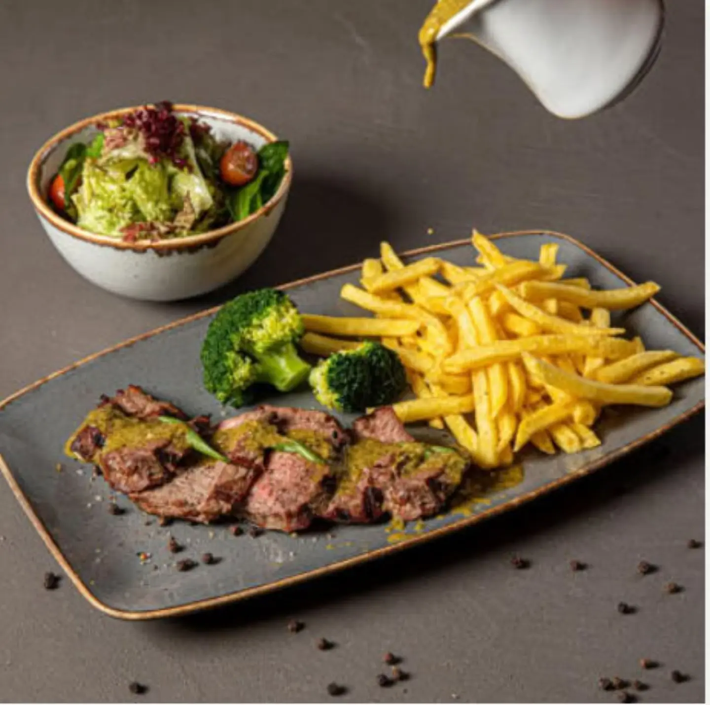 شريحة لحم وبطاطا مقلية