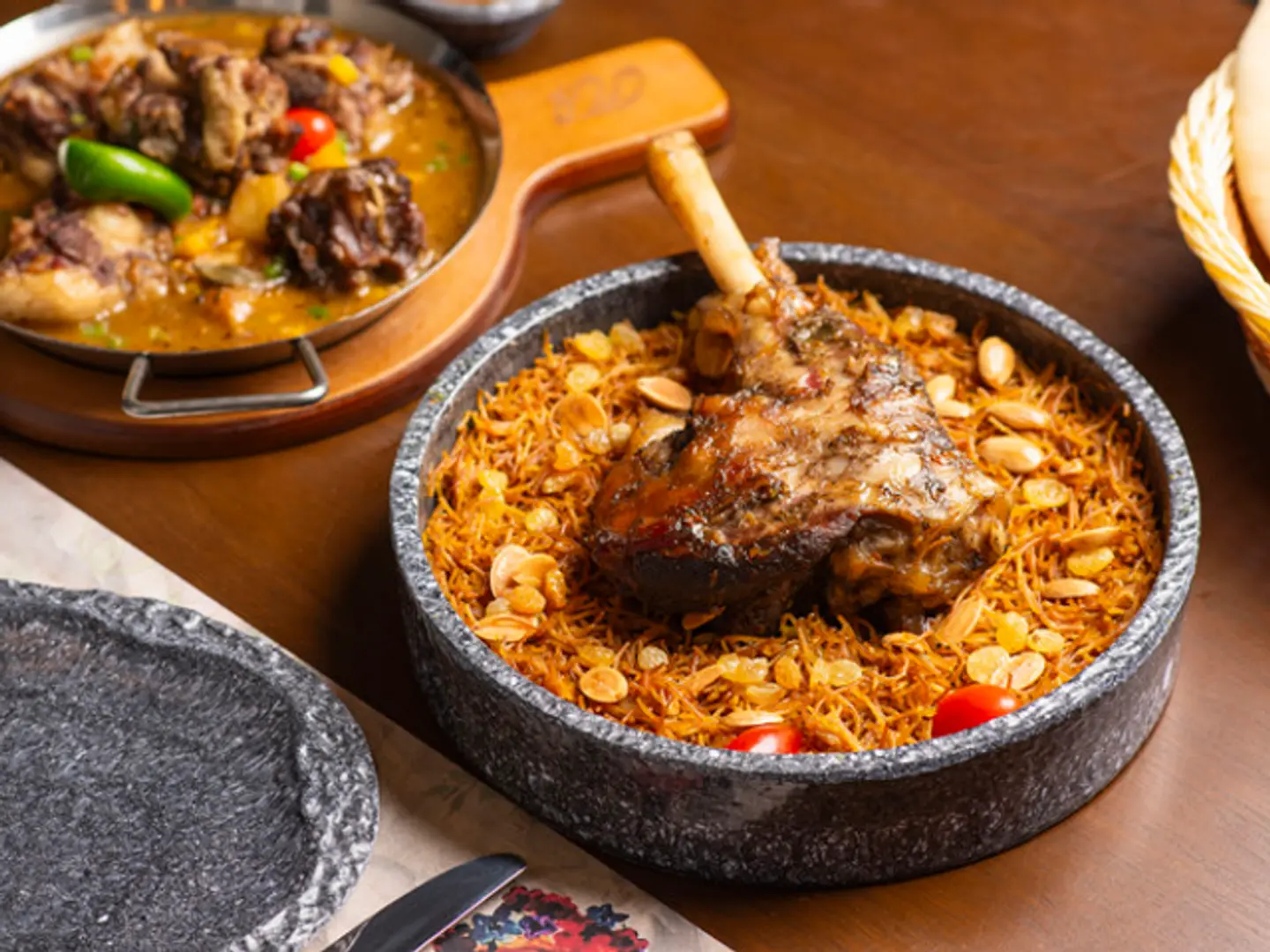 وعاء موزة بالشعرية والمكسرات