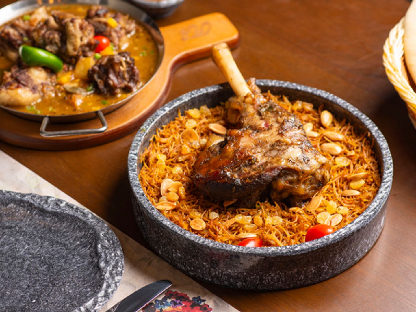 وعاء موزة بالشعرية والمكسرات