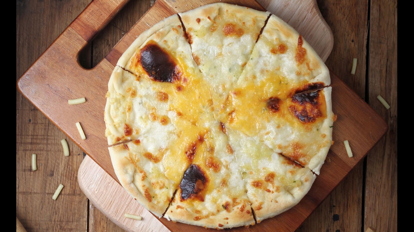 بيتزا الاجبان الاربعة