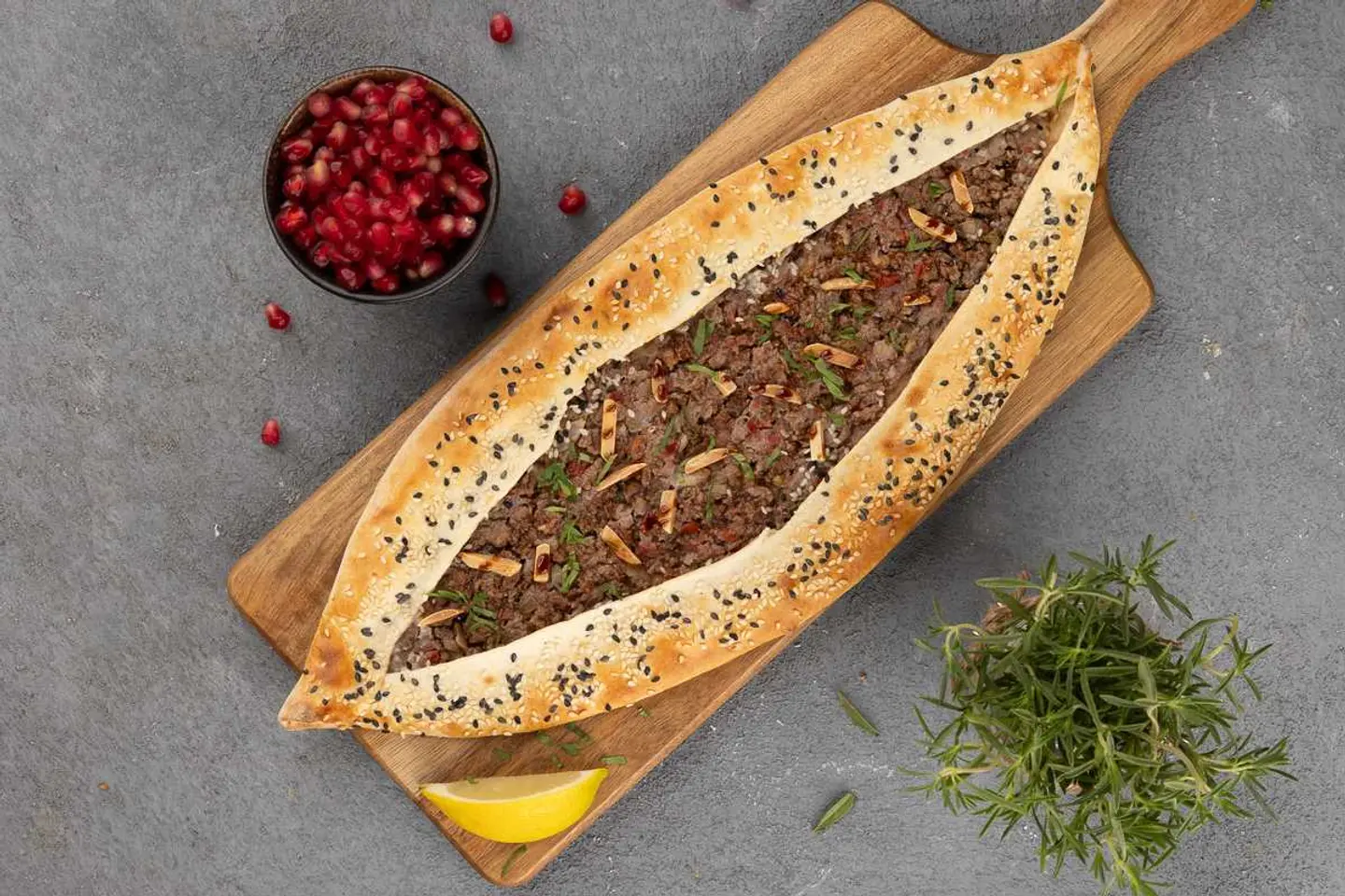 فطائر لحم بعجين