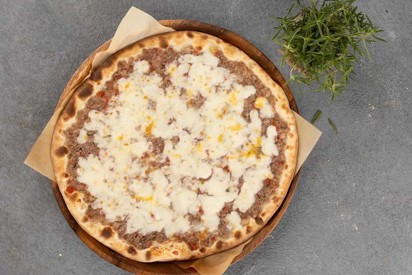 مناقيش لحم بعجين وجبنة