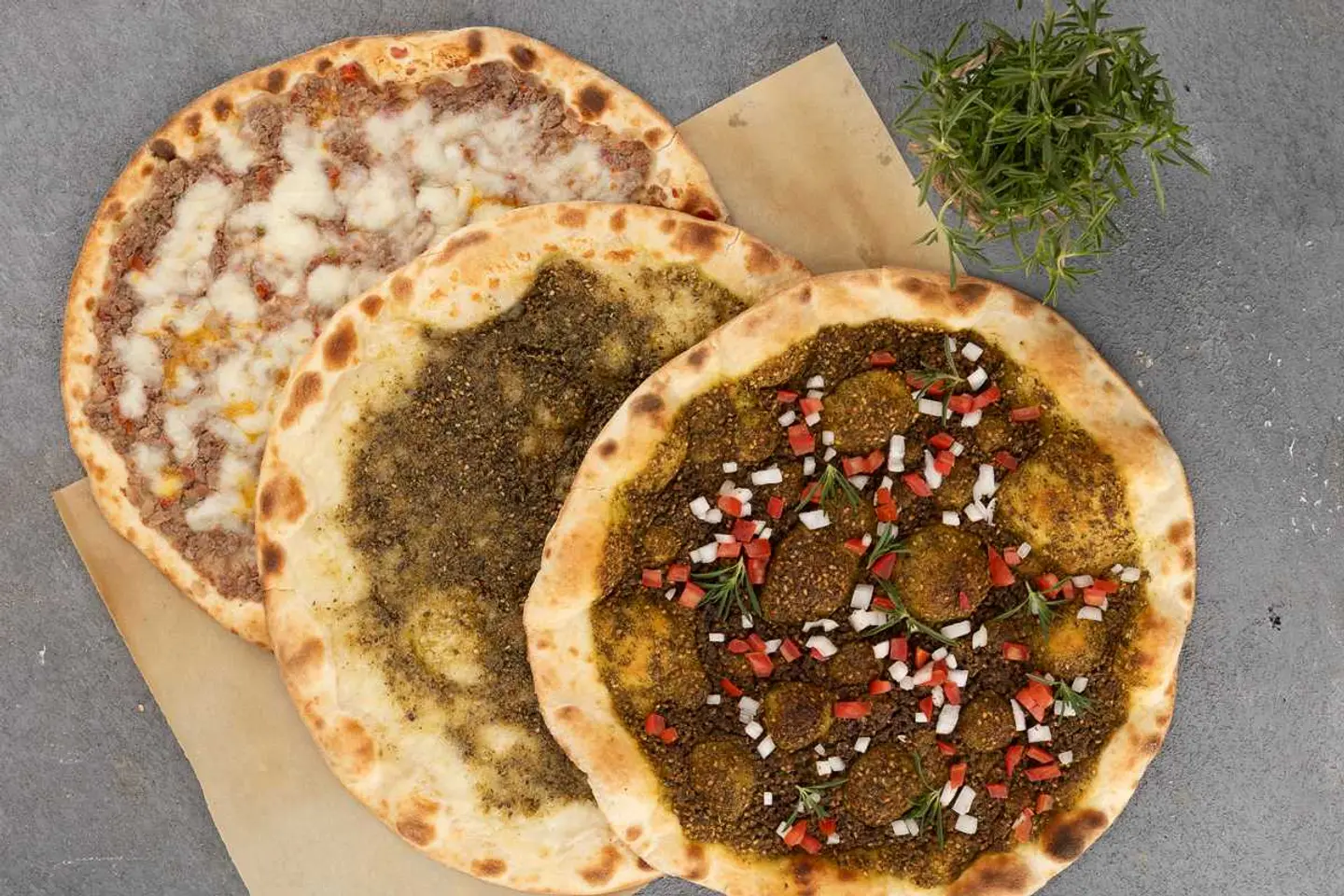 مناقيش لثلاثة