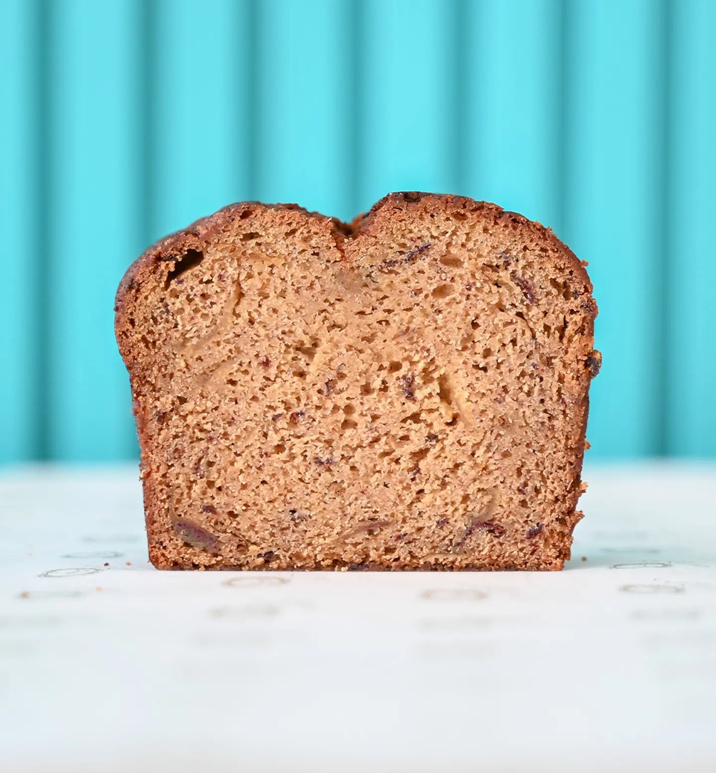 قطعة من كيك التمر