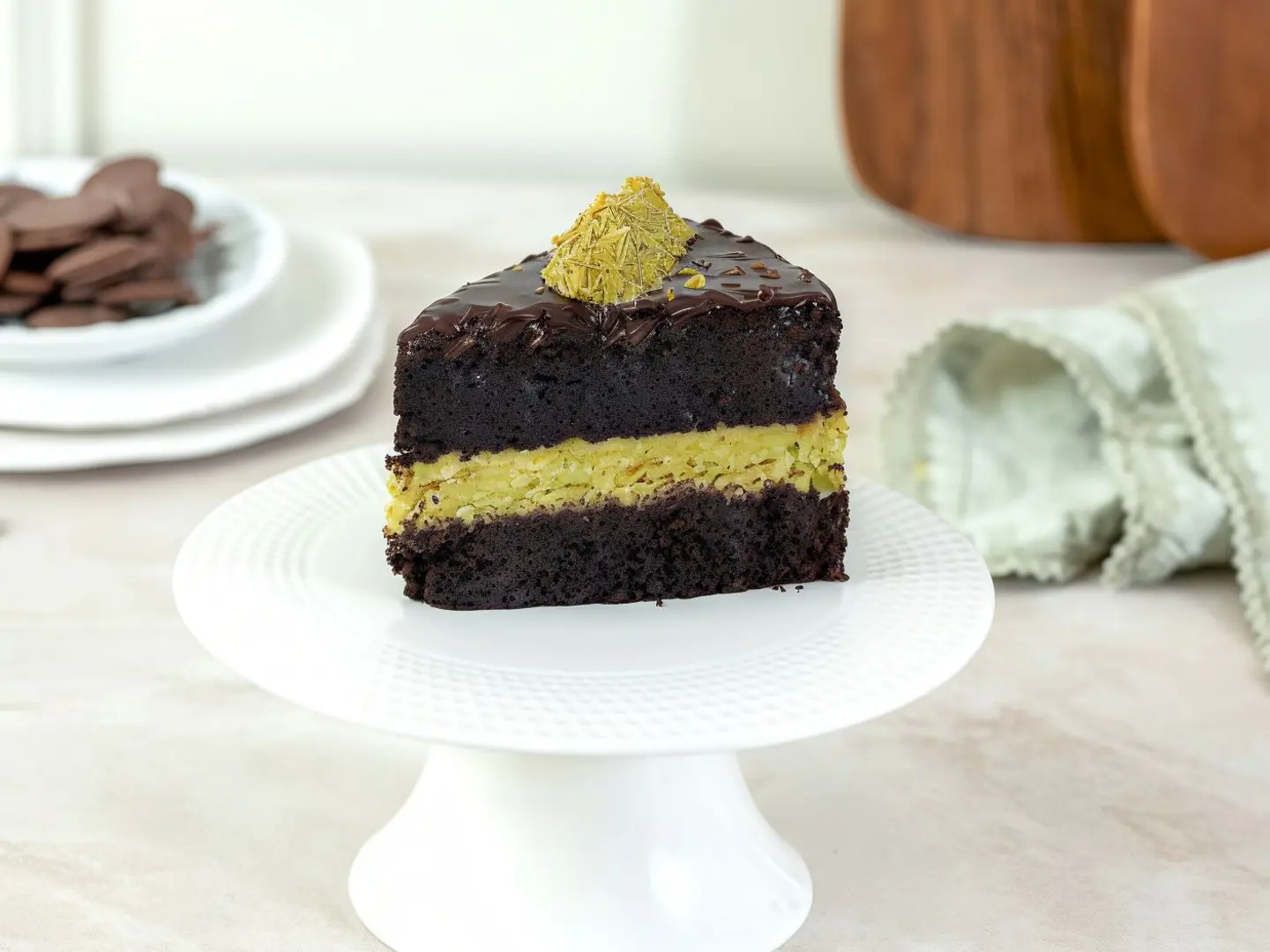 قطعه من كيكه التشوكليت و الكنافه