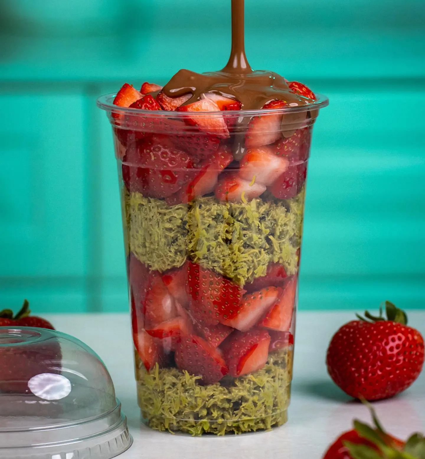 كوب الفراوله مع الشوكولاته