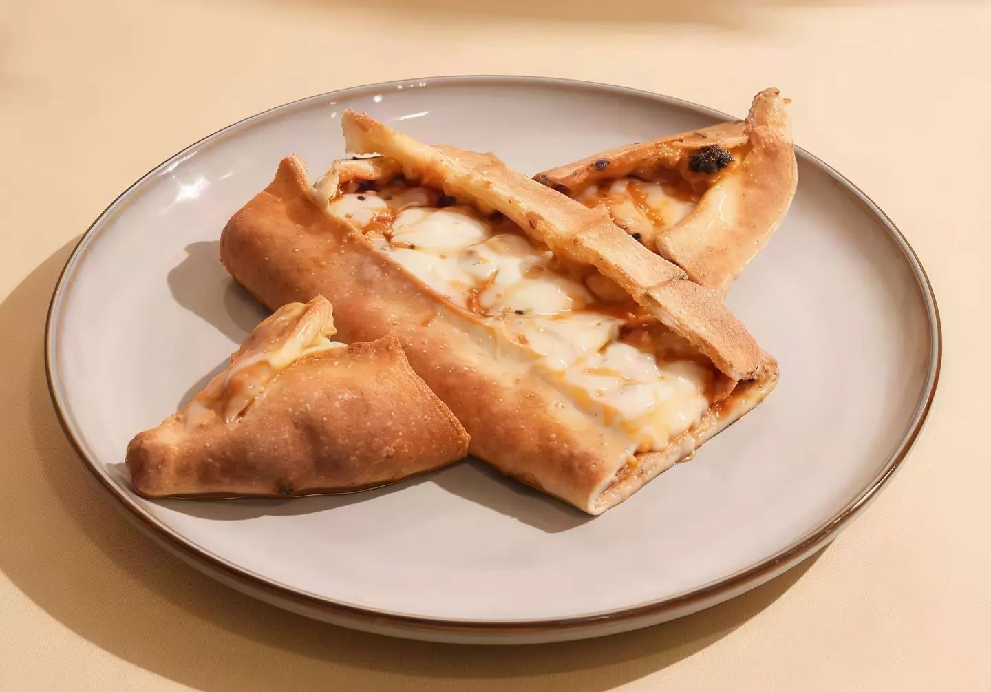 قارب محمرة بالجبن