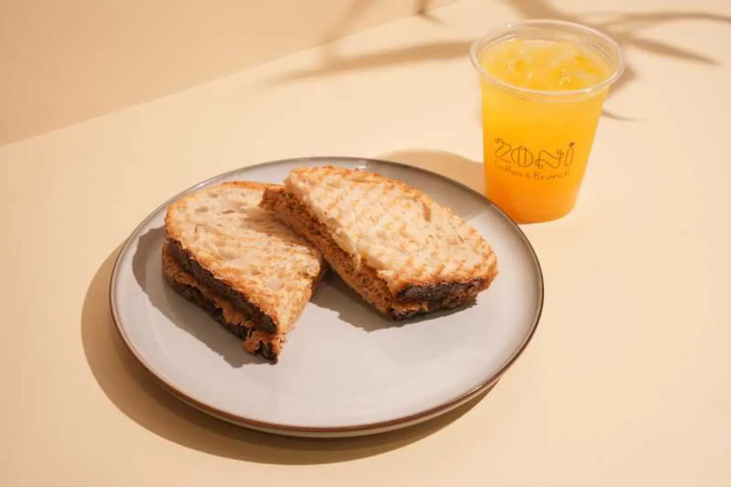 تونة سبايسي مع عصير البرتقال