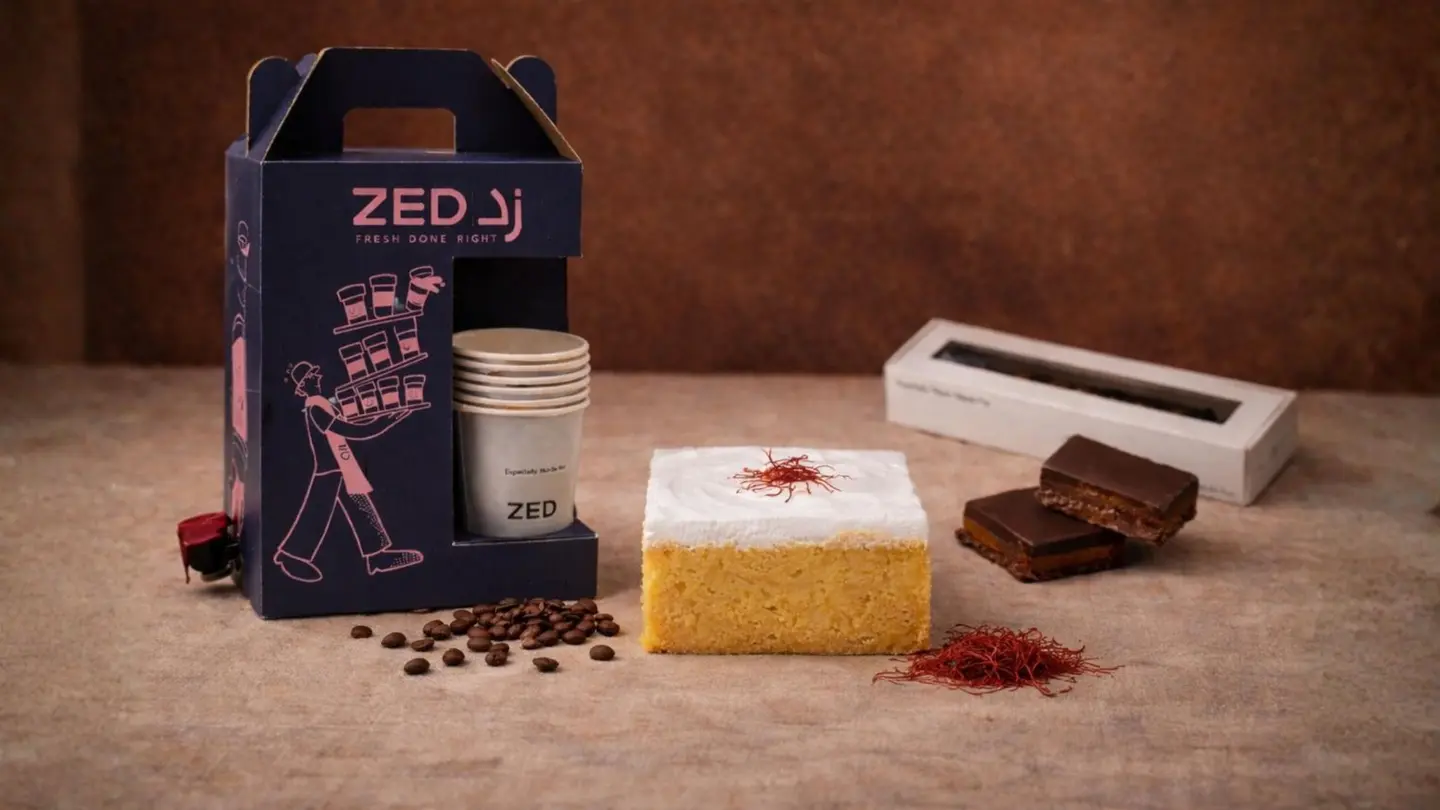 بوكس قهوة ساخنة + زد كوفي توفي + كيكة الحليب