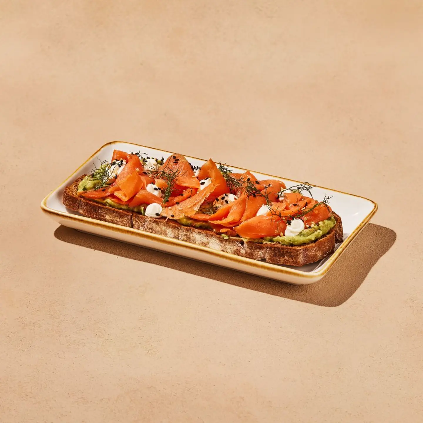 تارتين سلمون مدخن ولبنة