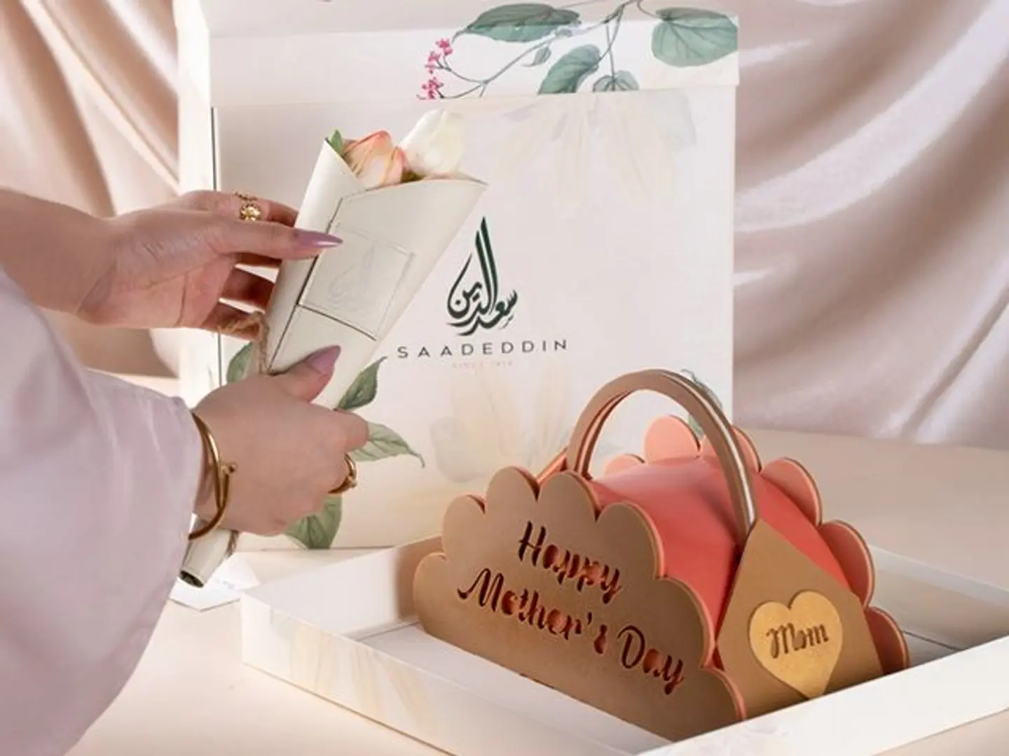 كيكة شوكولا مع كرانشي البندق يوم الام مع بوكيه ورد