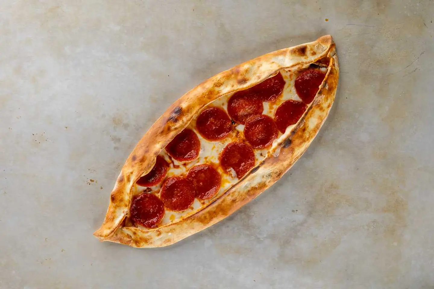 فطيرة جبنة بيبروني