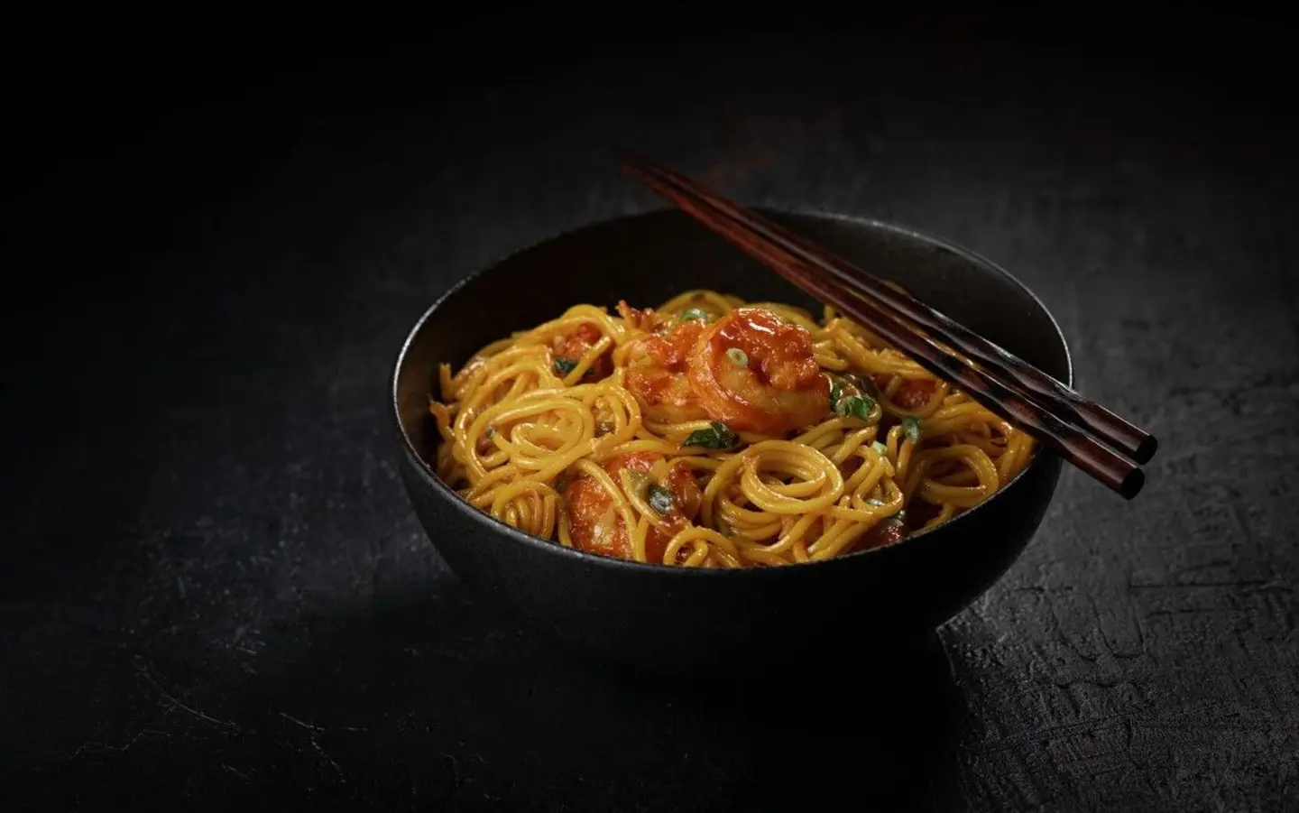 نودلز مقلية بالمأكولات البحرية