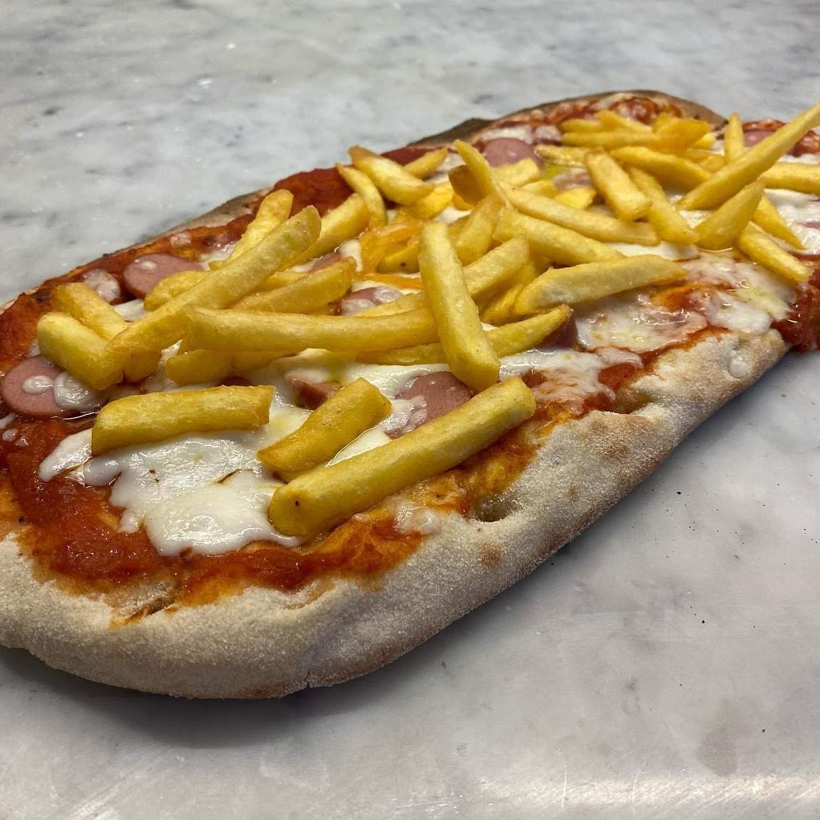 Pinsa patatine e würstel rossa