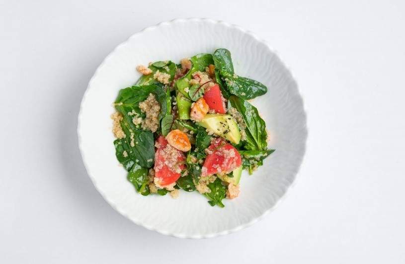 Салат с киноа и лососем