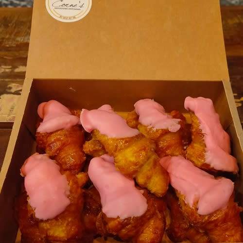 Caja De Mini Corne'S Bañados De Fresa (16 Uds.)