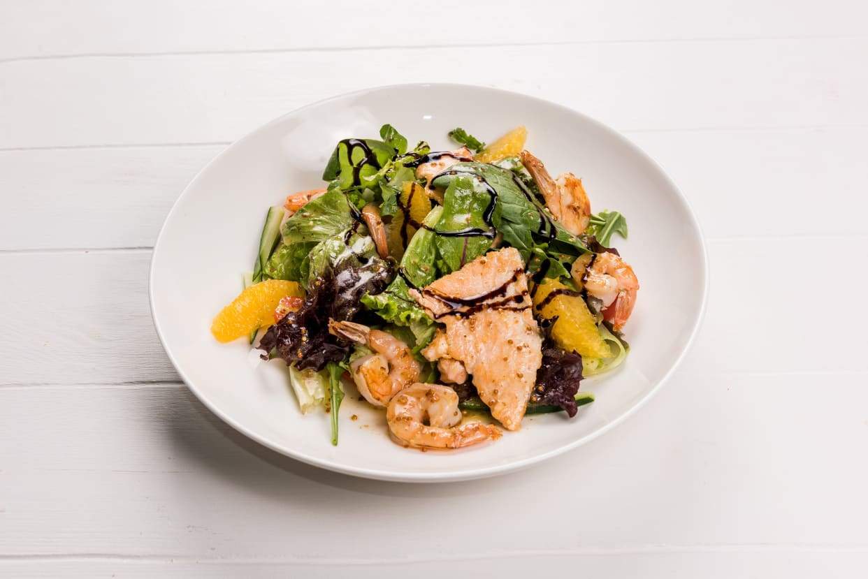 Теплый салат с морепродуктами