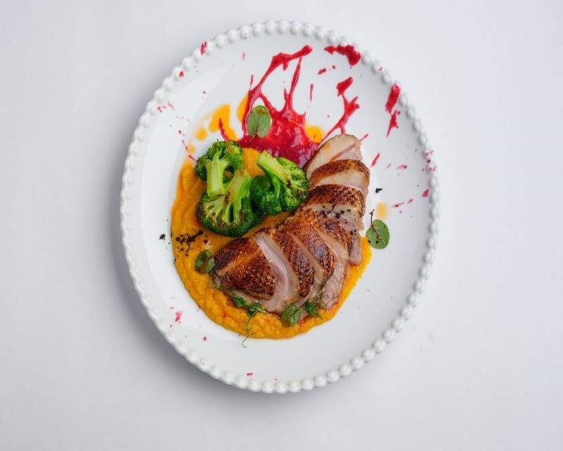 Утиная грудка с морковным пюре