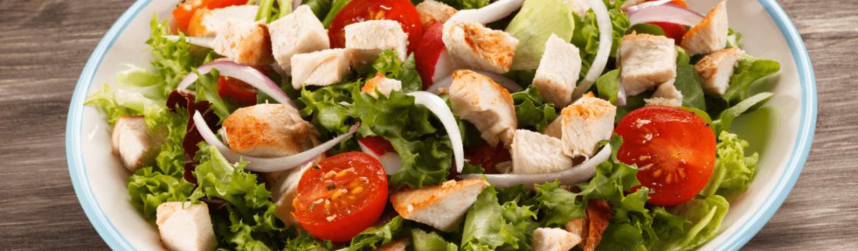 Ensalada César de Brotes Tiernos y Pollo