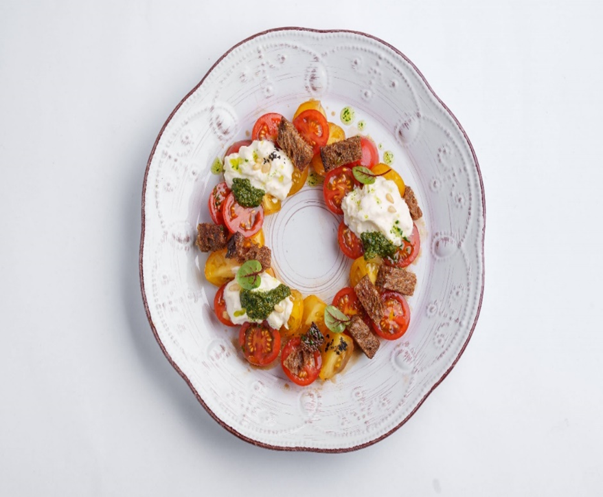 Французский салат с томатами и страчателлой