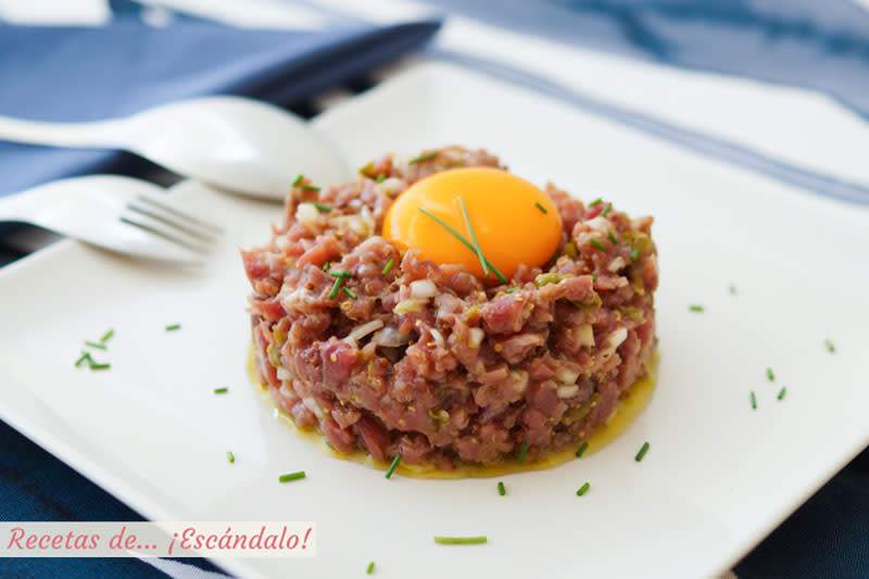 Steak Tartar con Huevo y Salsa Béarnaise