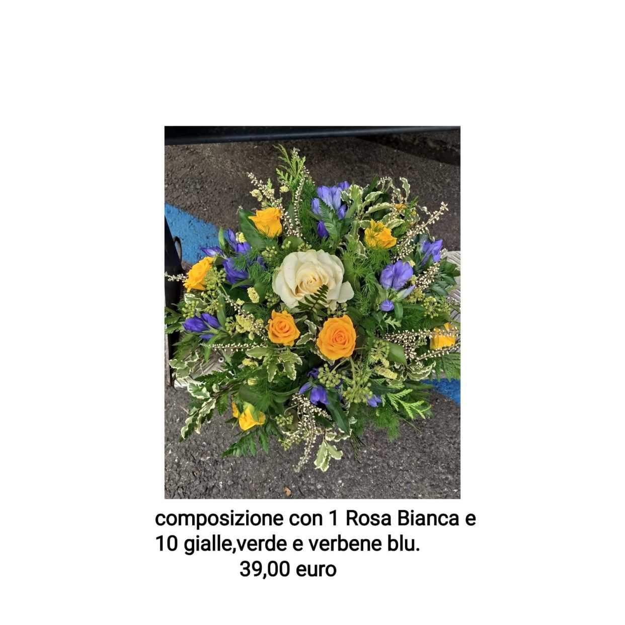 Composizione con 1 rosa bianca e 10 gialle, verde e verbene blu