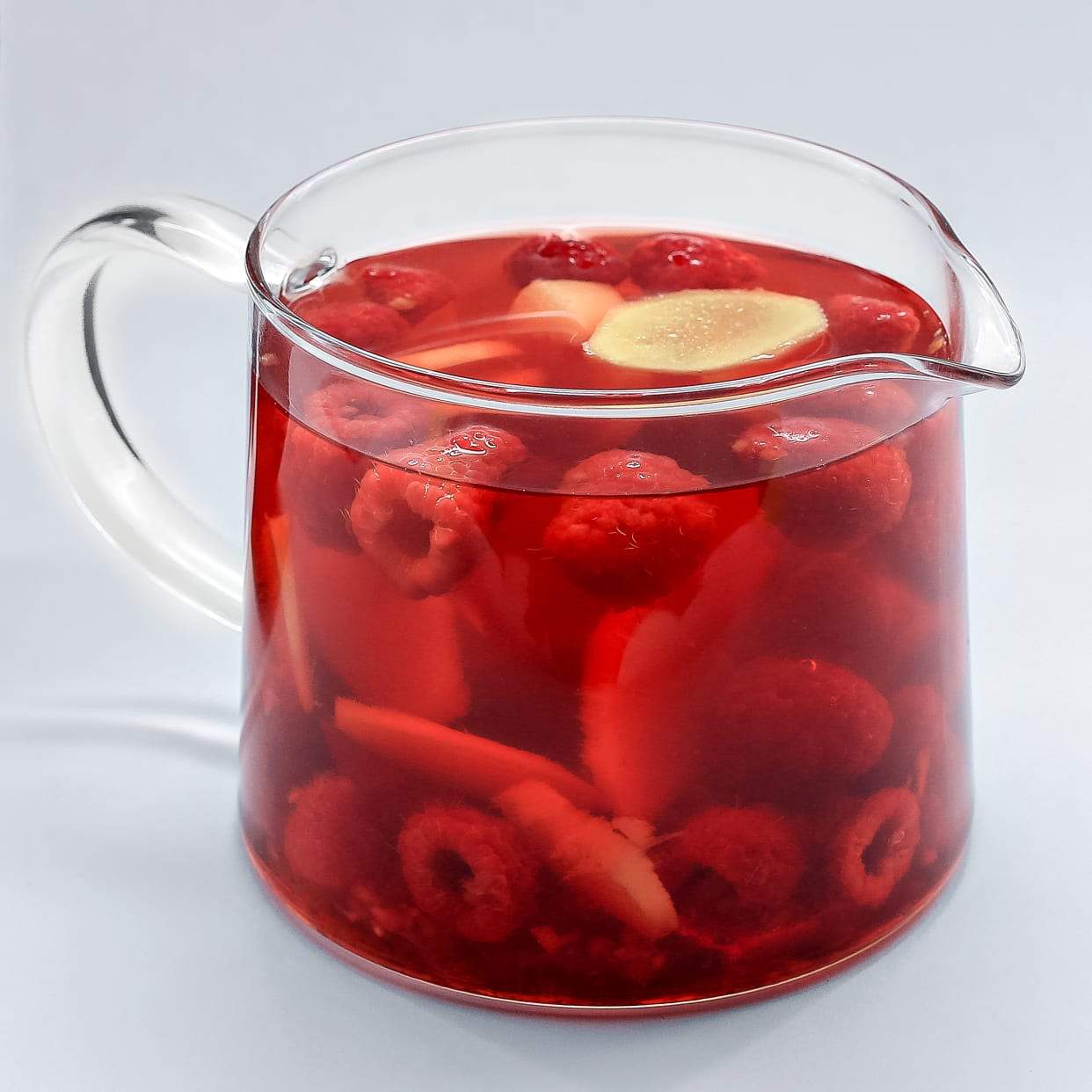 Чай с малиной и имбирем