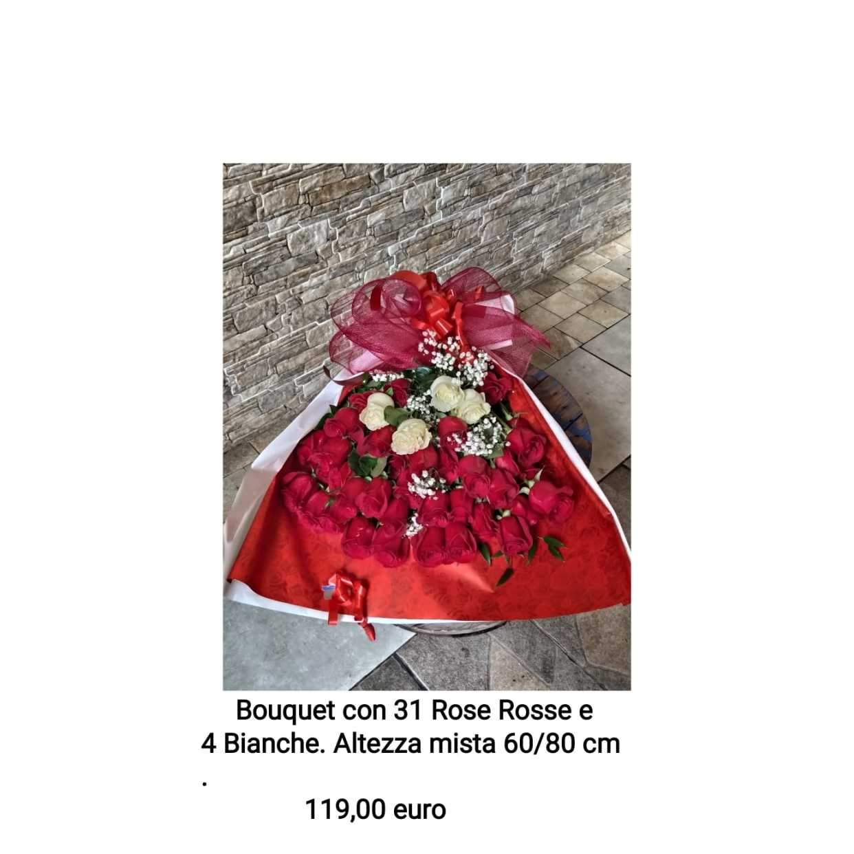 Bouquet con 31 rose rosse e 4 bianche 60/80 cm