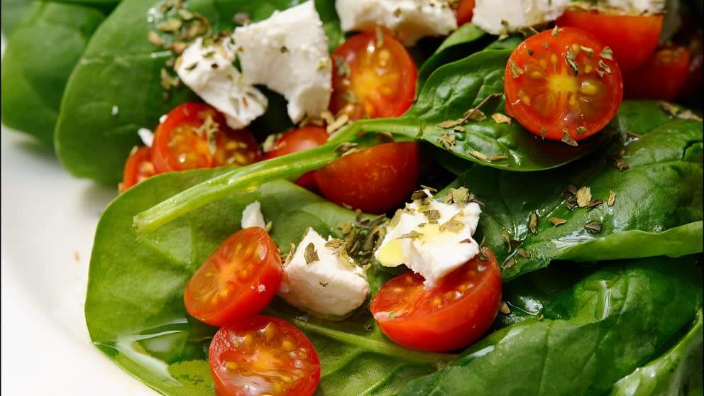 Ensalada de Espinacas, Brotes Tiernos y Queso Feta