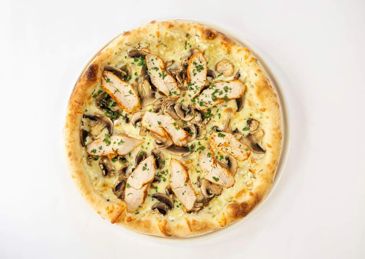 Пицца с курицей и огурцом соленым. Рецепт соуса для пиццы с курицей и грибами. Пицца с курицей и белым соусом. Пицца с курицей. Пицца с курицей и белым соусом.