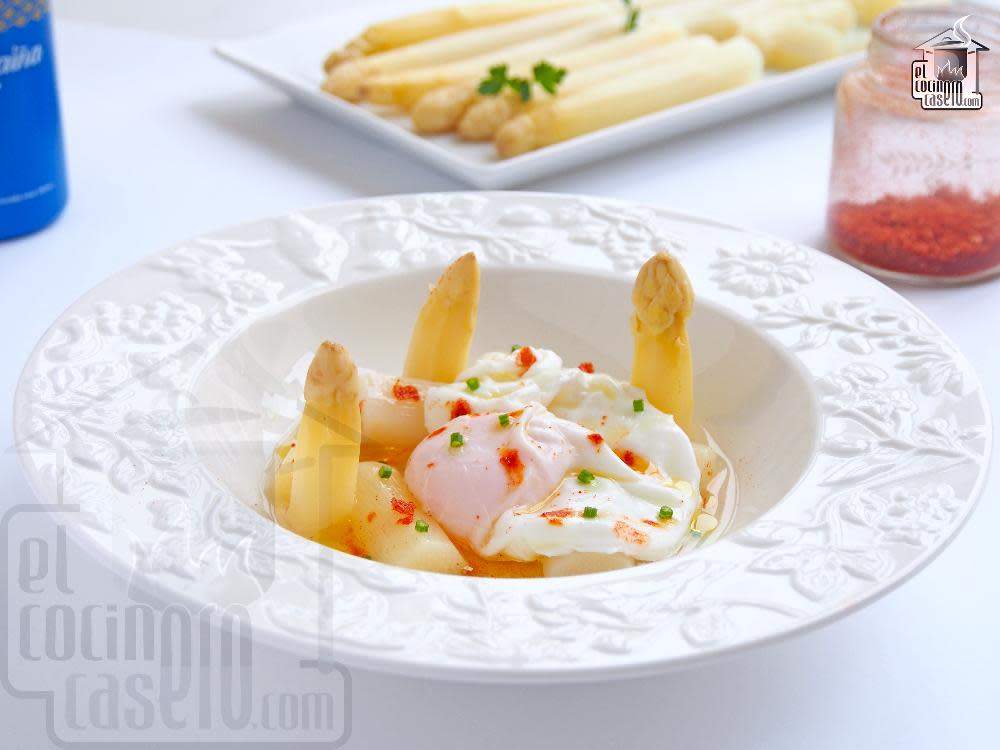 Yemas de Espárragos con Huevo escalfado