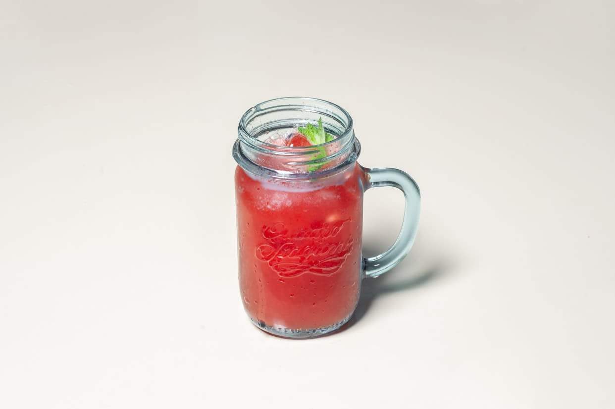 Лимонад с клубничной мякотью