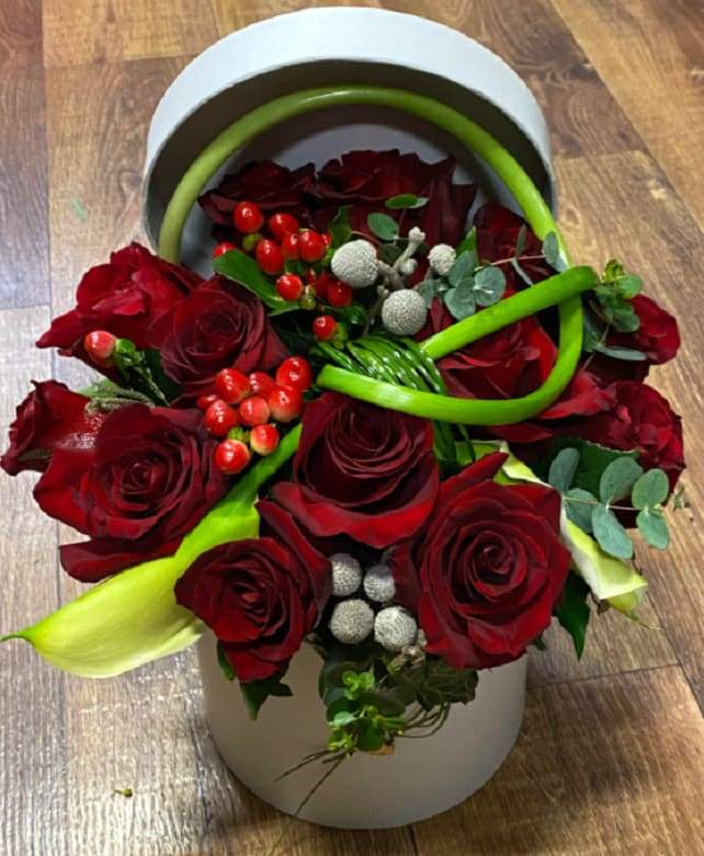 Flower box - crvene ruže u kombinaciji sa ostalim cvijećem 