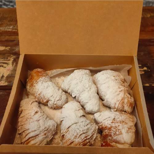 Caja De Crujientitos Rellenos De Caramelo (12 Uds.)