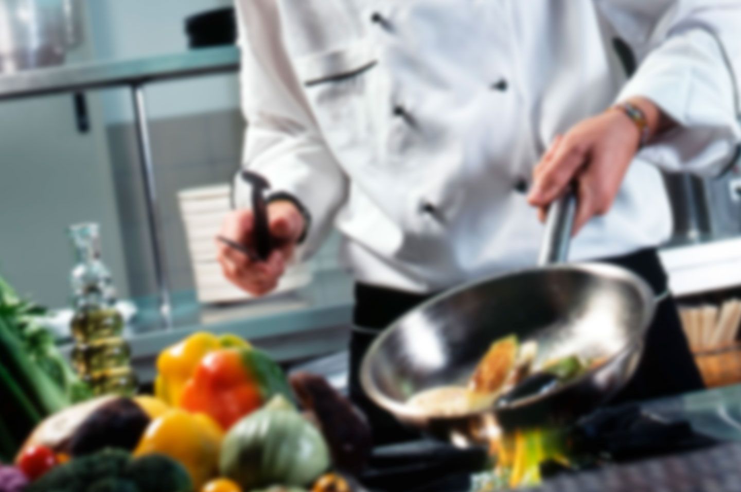 Ein Koch steht in der Küche und bereitet preiswürdige Gerichte zu