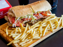 Featured image of post Fotos De Sandwich De Milanesa Con Papas Fritas Aqu preparan un s ndwich de pollo muy rifado que se llama c sar bacon crunch 150