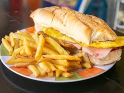 Featured image of post Fotos De Sandwich De Milanesa Con Papas Fritas Tambi n existen otros tipos de s ndwiches que no son en pan de molde como los chivitos los de milanesa y los de chorizo llamados choripanes