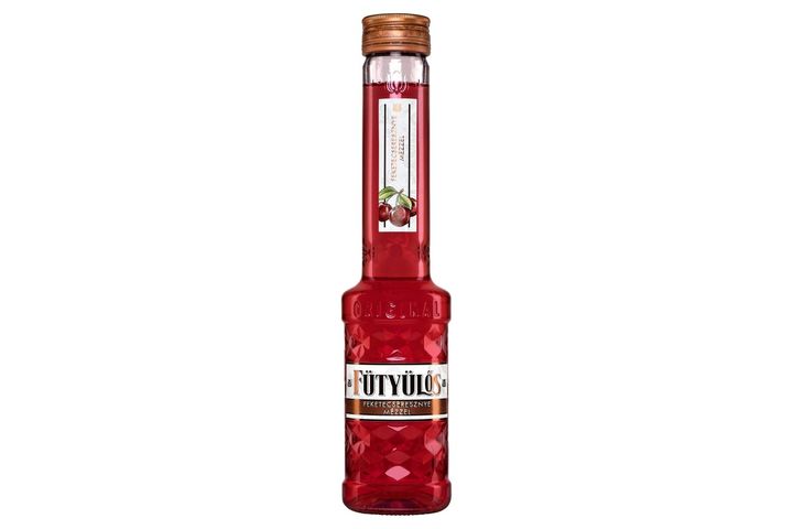 Fütyülős Black Cherry with Honey Flavoured Liqueur 24,5% 0,5 l