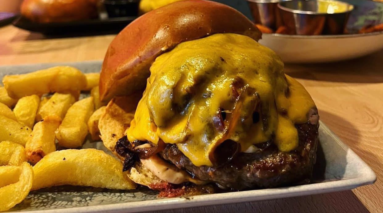 Toro Burger Lounge