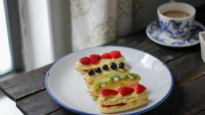 Eclair With Fruits