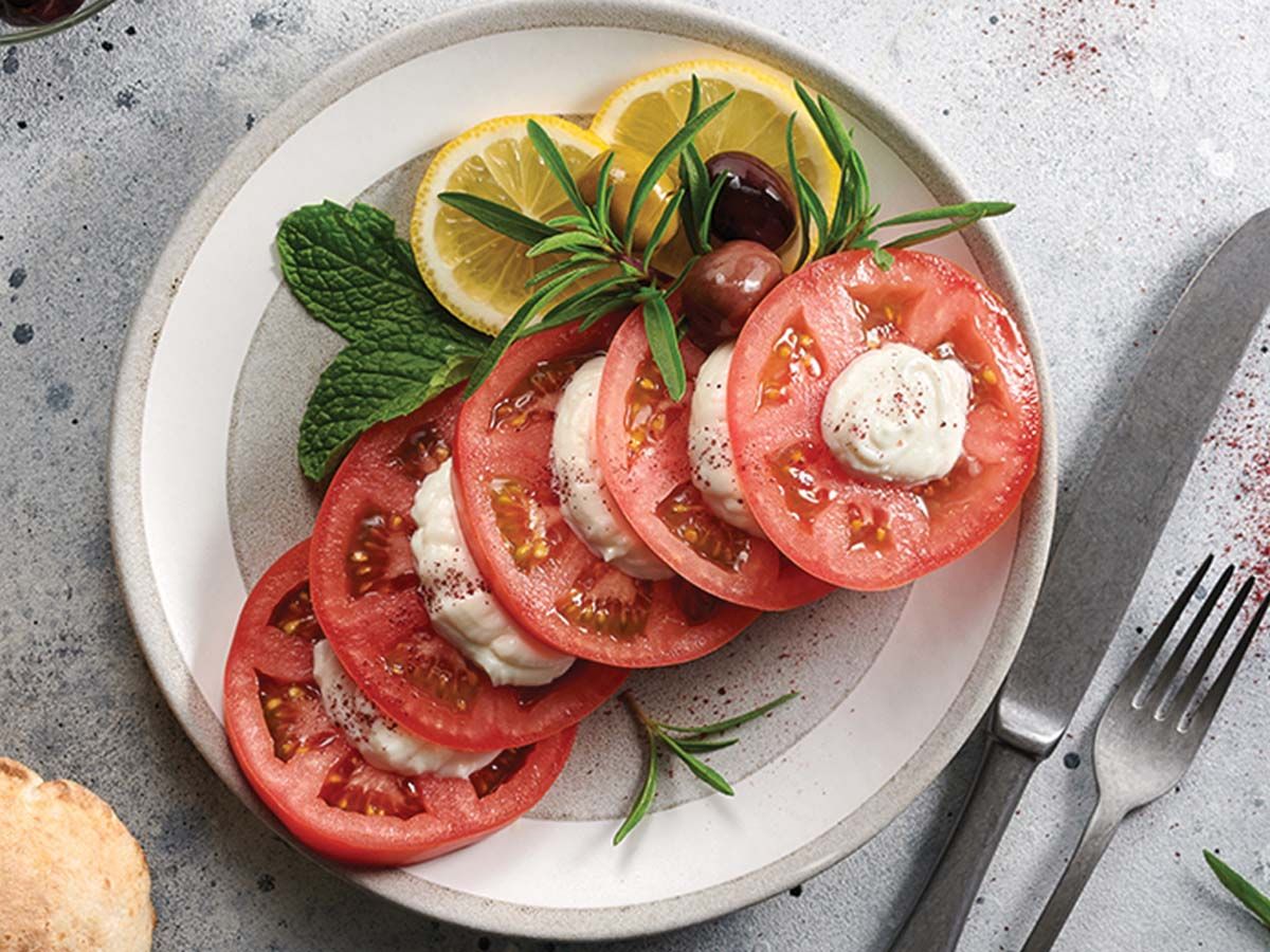 Tomato slices with garlic