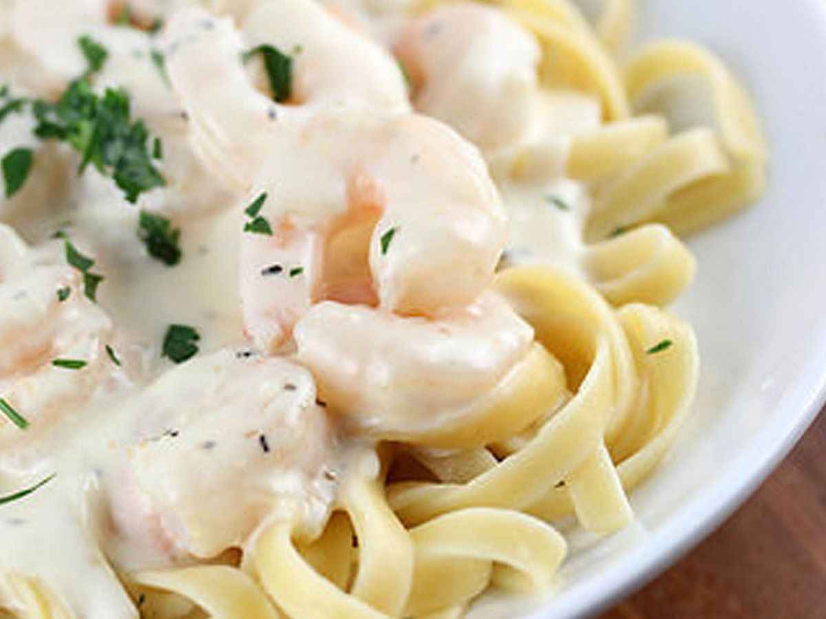 Fettuccine with shrimp and cream sauce or curry