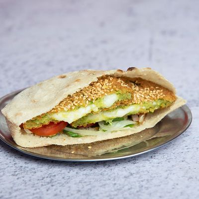 ساندويتش طعمية مع موتزاريلا ورومي