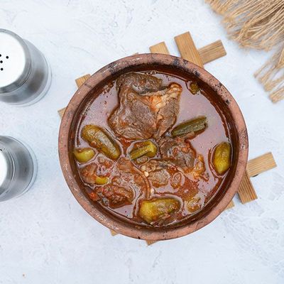 طاجن بامية مع لحم غنم بصلصة حمراء